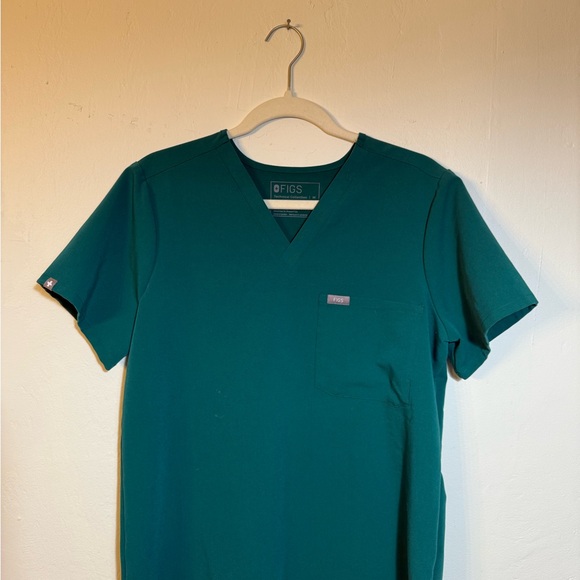 Figs Women's Green Short Sleeve V-Neck Scrub Top - Picture 1 of 2